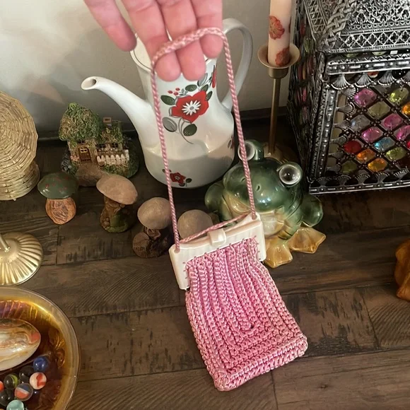 🍄1950’s Marilyn Pivnick Pink Hand Crocheted Bakelite Frame Small Purse - Picture 3 of 12
